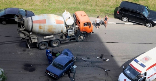 Accident with multiple cars and a concrete mixer